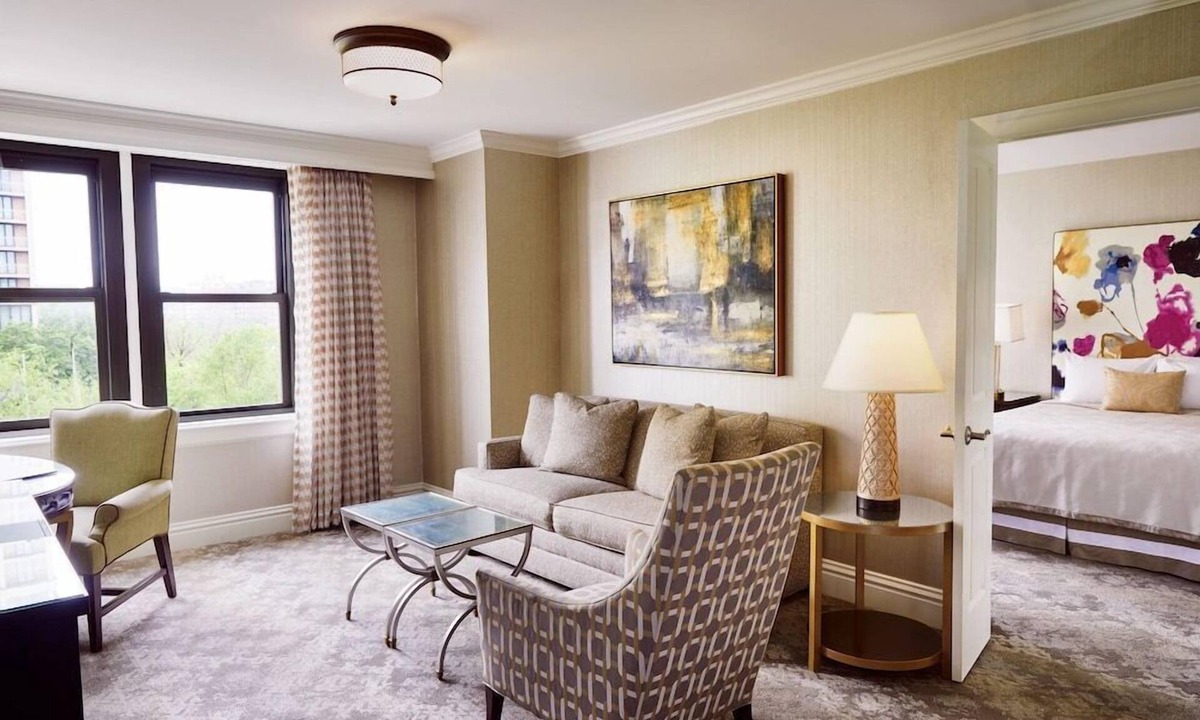 Country Club Plaza Area Hotel | 1-Bedroom Suite at a 4⭐️ Hotel