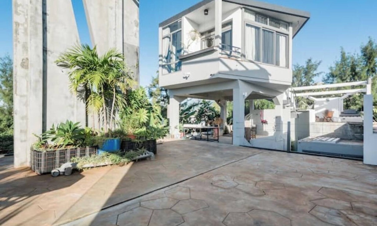 Pointe Aux Sables House | 2 studios in a shared design villa + pool + jacuzzi + gym