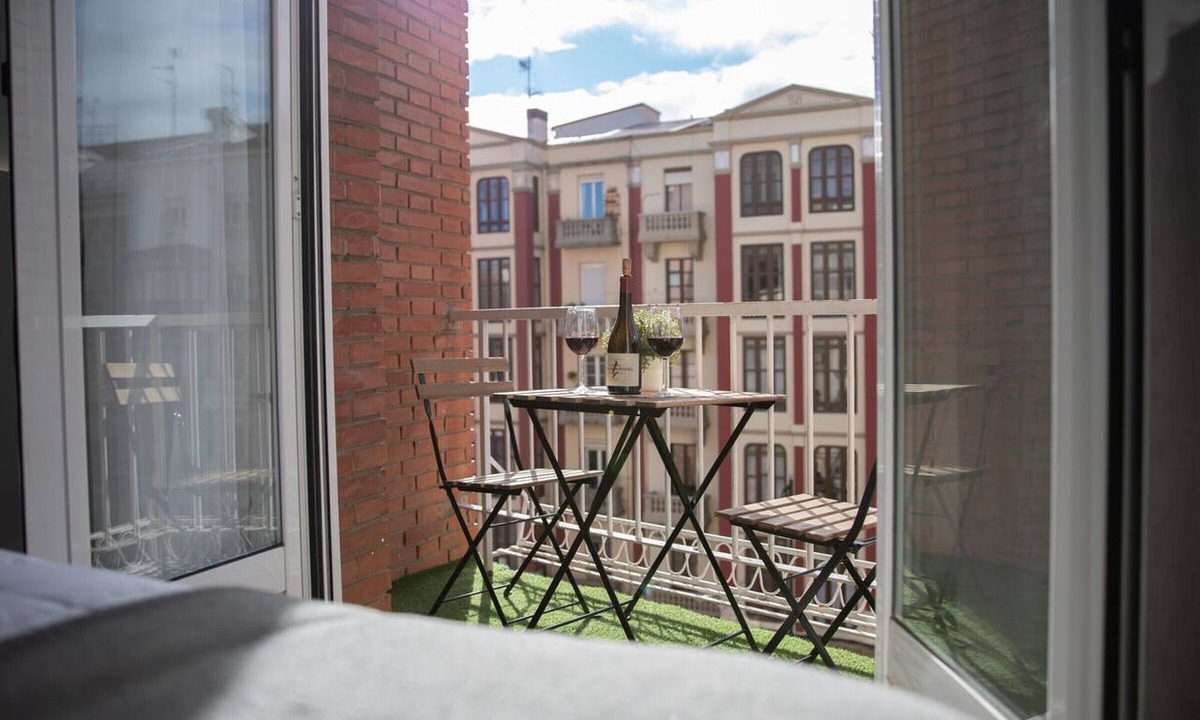 Logrono Apartment | Central Apartment in Logroño: 5-Min Walk to Calle Laurel & Gran Vía, Next to City Hall