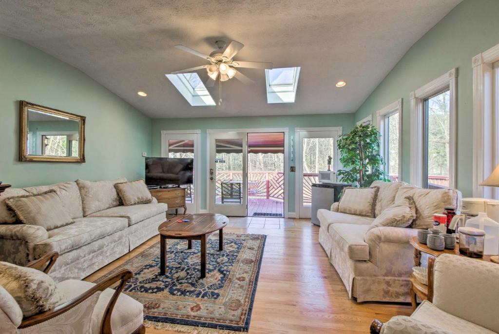 Damascus House | Damascus Home w/Fire Pit & Views, Walk to Shops!