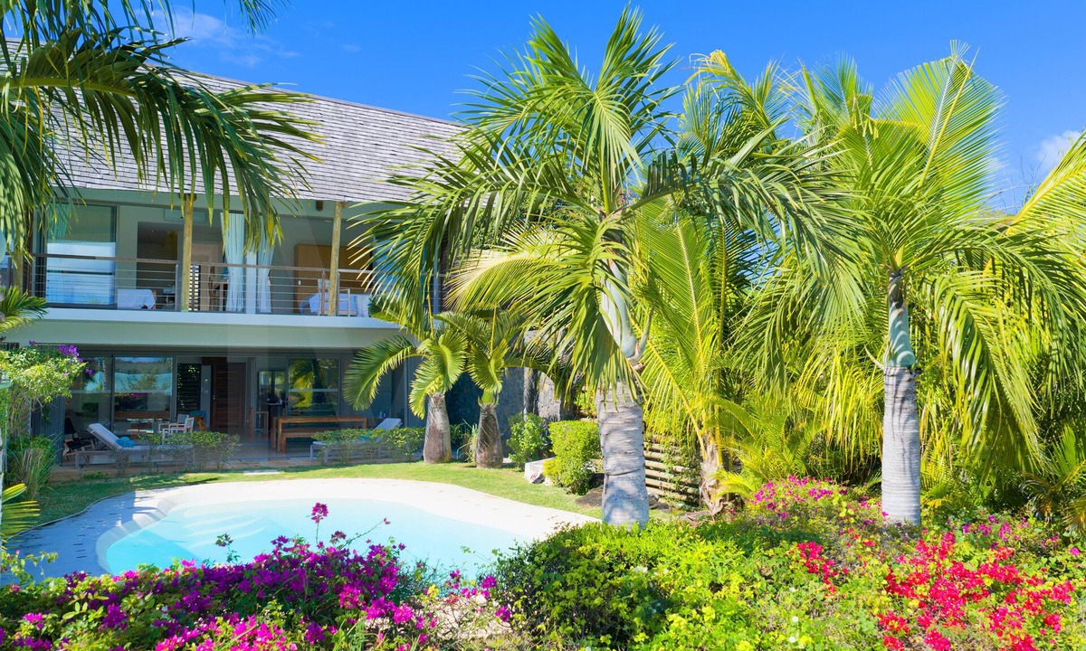 Calodyne House | The Bay Lounge – Beachfront Villa with Pool on a Peninsula ⭐