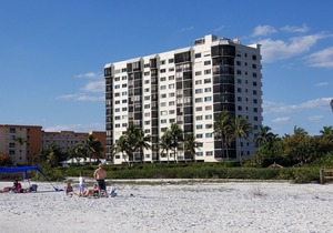 Beachfront Condo 2Bed/2Bath With Pool and Private Balcony-Nice Escape in Fort Myers Beach