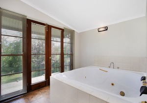 Beechworth Cedar Cottages - spacious, private 1 Bedroom cottage close to town in Beechworth