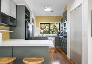 Located in the best area of Central Torquay and set on a large old Torquay block in TORQUAY