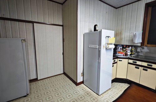 Tokamachi House | A whole building of a Showa-era mansion for rent｜11 persons per day per couple, 4-minute drive to one of Japan's top 3 medicinal hot springs, 4 hot spring tours in the area, pet dogs OK, terraced rice paddies and 4-meter snow-covered mountain village, tot