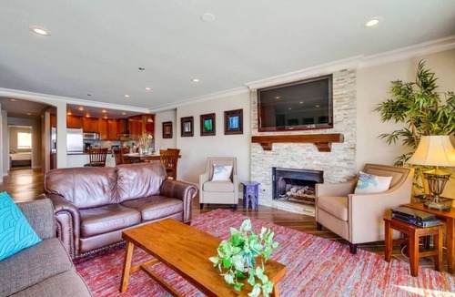 Crown Point Condo | Bayfront Balcony, beach access, parking, bikes