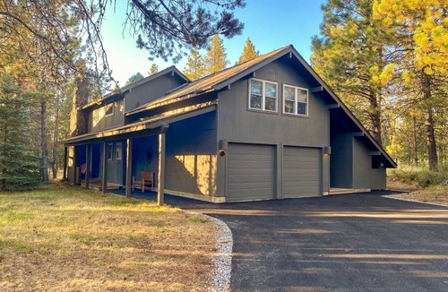 Sunriver House | Beautifully Remodeled, Steps to Fort Rock Park, A/C, SHARC Passes, Hot Tub.
