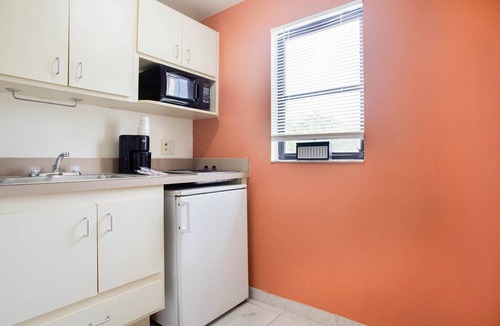 Caloosahatchee Apartment | Cape Coral FL | King bed
