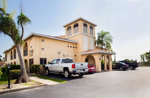 Caloosahatchee Apartment | Cape Coral FL | King bed