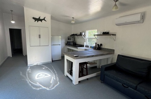 Plantation Island Cottage | Charming 1-bedroom cottage with AC and WiFi on a creek with private deck.