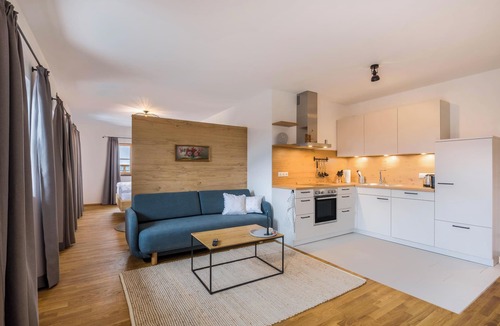 Gilching House | Holiday Home 'Schlöglhof' with Balcony and Wi-Fi