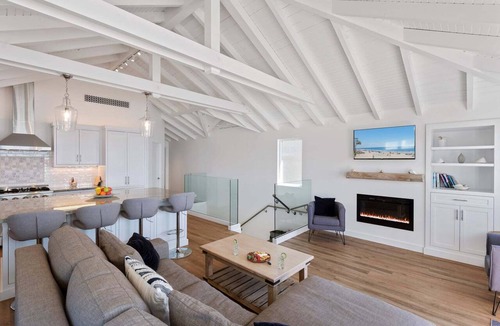 Carpinteria House | Luxury Sandcastle Beachfront! Sleeps 8 - Walk Everywhere!