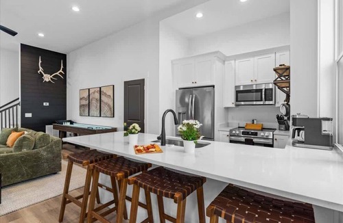 Red Bank House | Modern 4BR Group Stay | Private Patio + Downtown