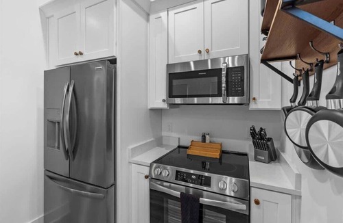 Red Bank House | Modern 4BR Group Stay | Private Patio + Downtown