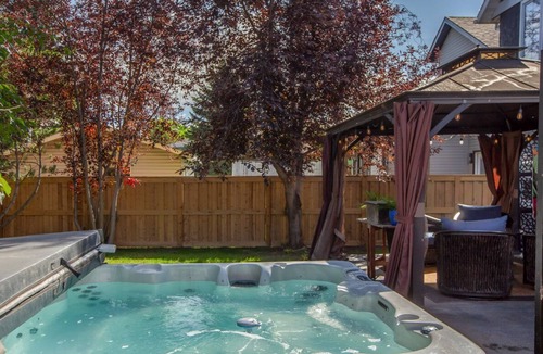 West Edmonton House | Modern Eclectic Home~Walk to WEM~AirCon~Yard~Hot Tub