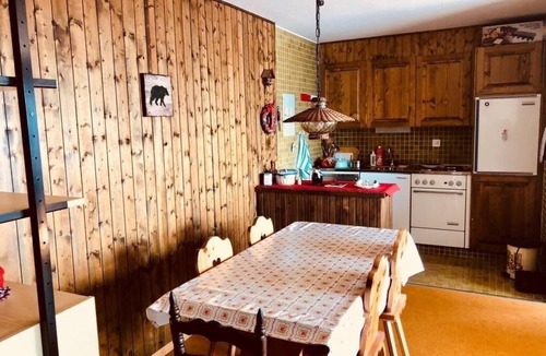 Vex Apartment | On Route 1800, the La Maya building is close to ski lifts and shops.