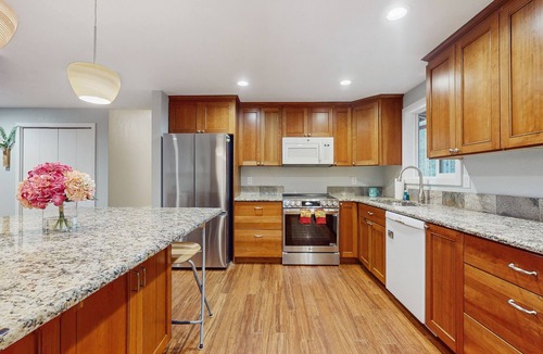 North Creek House | Secluded Modern Escape in Snohomish with Private Sport Court