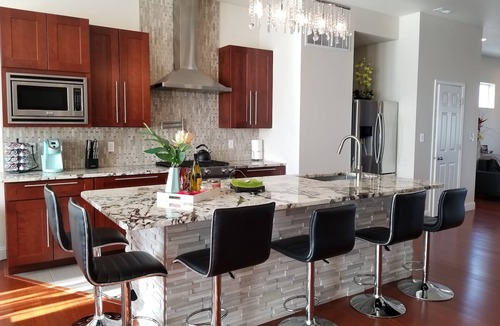 The Gate House | Stunning & Luxurious 4-story house. 5BDR. Rooftop Deck w/views of the Arch!