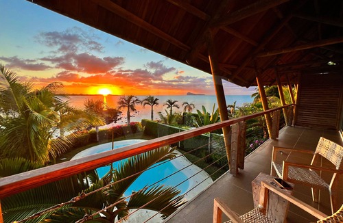 Calodyne House | The Bay Lounge – Beachfront Villa with Pool on a Peninsula ⭐