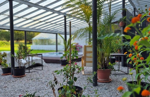 Velvary House | Unique and Private Country House with Sauna, Jacuzzi and Hawaiian Hothouse Spa!