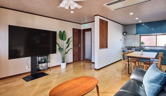 10-minute walk from Takasaki Station! Unlimited Netflix viewing on a 75-inch TV! 92 sq.m. 3LDK Stylish and luxurious home. in 高崎市