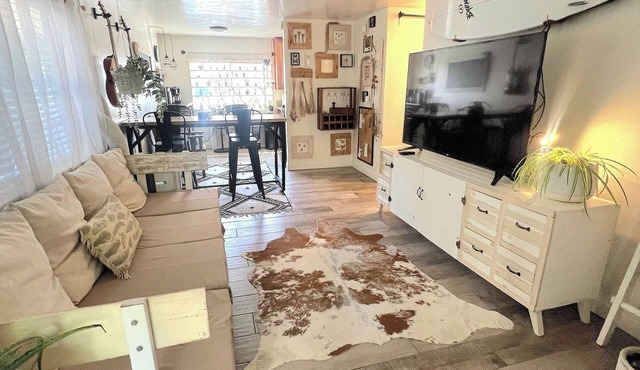 1b1b Central Hillcrest, San Diego condo. Walkable neighborhood and central to SD in San Diego