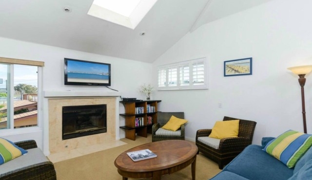 3 bdr, 3 bath Home Walk to bay, ocean, restaurants and shops! in San Diego