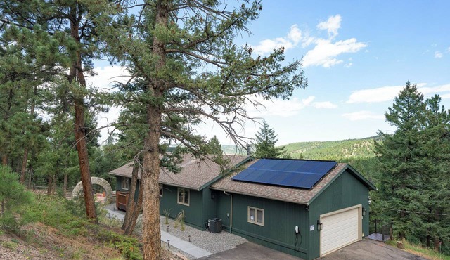 3-bdrm home in Evergreen w/sweeping mountain views, hot tub, sauna, & fire place in Evergreen