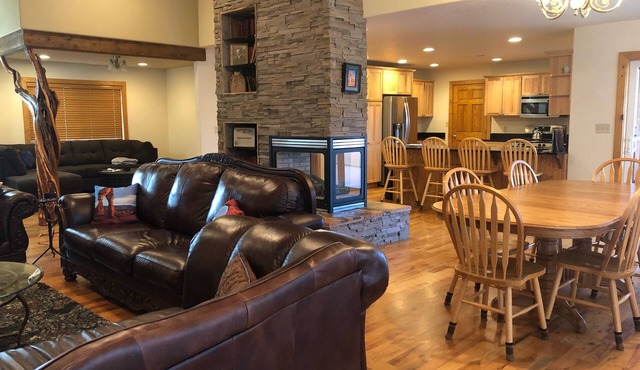 3BR, 2 bath Home-trailer parking-private hot tub-pool table-great for groups in Moab