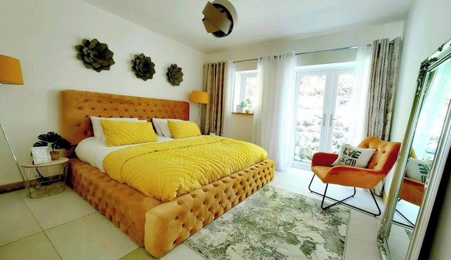 4 Bed Villa Sleeps 8 -Private Terrace-Free parking in Stenalees