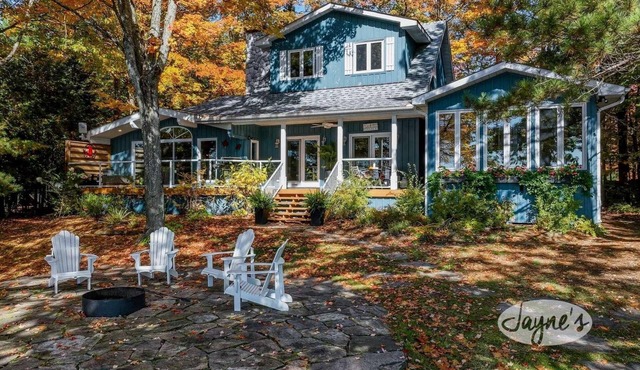 4bed 4bath cottage on Lake of Bays - SW Exposure! Hot Tub! in Dwight