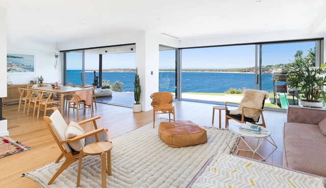 6 bedrooms, ocean views, pool & spa in Cronulla