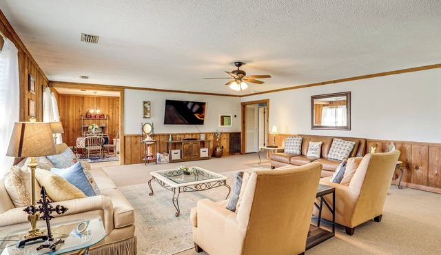 6 Mi to Scottsboro: Pet-Friendly Cabin Apt in Hollywood