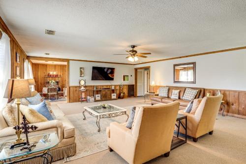 6 Mi to Scottsboro: Pet-Friendly Cabin Apt in Hollywood