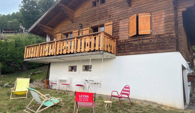 A comfortable and cozy chalet with a superb view of the mountains and easy access to the village and the slopes in Leysin