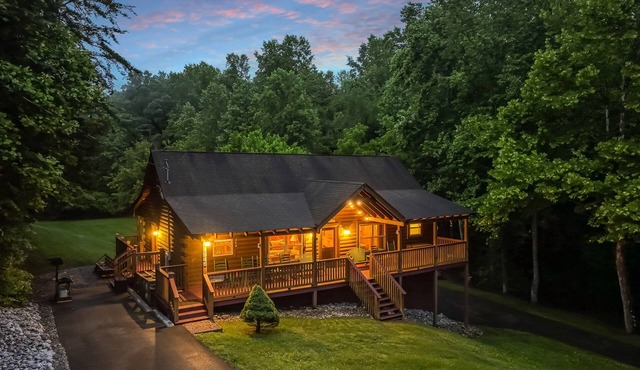 Amazing & beautiful with huge yard for kids to play with outdoor games, fire pit in Sevierville