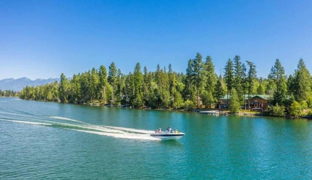 Amazing Flathead River Location Gunner River Lodge in Bigfork