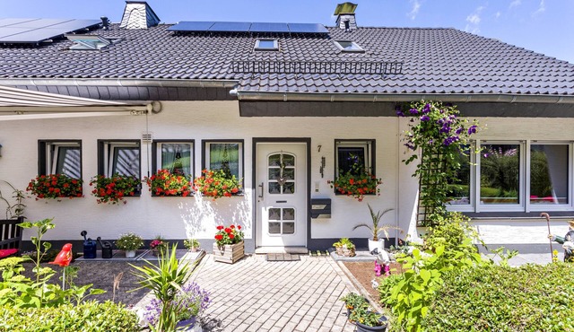 Apartment 'Am Waldrand' with Mountain View, Shared Terrace and Wi-Fi in Schmallenberg OT Harbecke