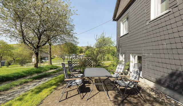Apartment 'Gänseblümchen' with Private Terrace, Shared Garden and Wi-Fi in Schmallenberg