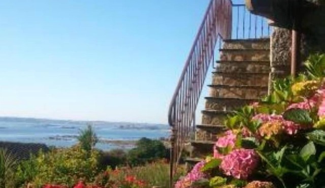 Apartment with panoramic view of Morlaix Bay, sandy beach 50m away in Roscoff