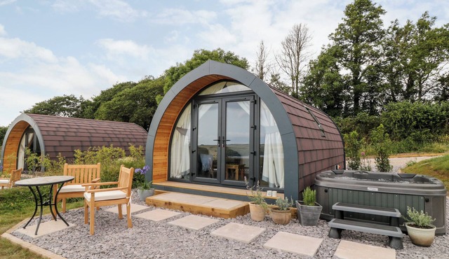 ASH, romantic, with hot tub in Saltash in Saltash