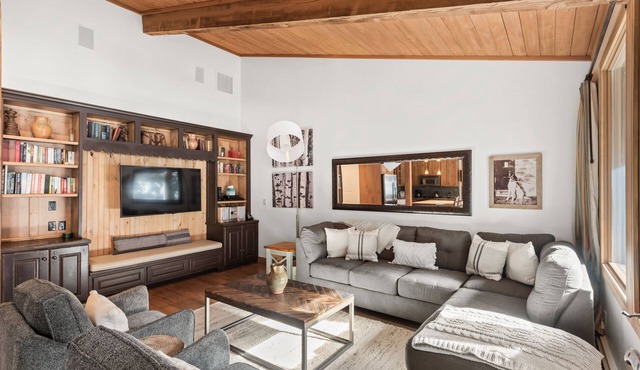 Aspen Alps Corner Deluxe 2 Bedroom, walking distance to town in Aspen