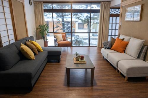 Authentic & Relaxing Monkey Park Getaway in Yamanouchi