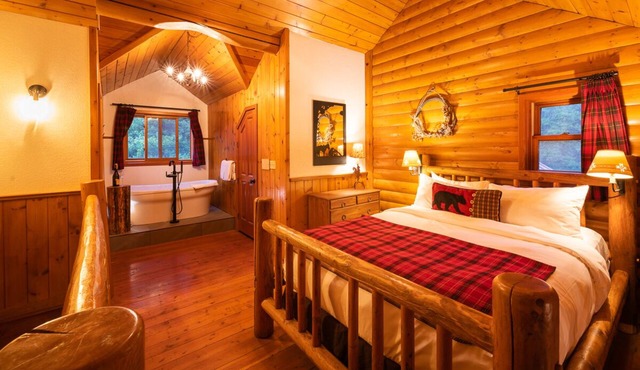 Baker Creek | Superior Jacuzzi Suite in Lake Louise