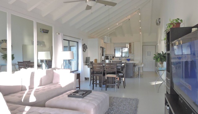 Beach Condo with Sunset Views in Seven Mile Beach