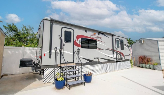 Beachtime! Charming 1-bedroom trailer w/WiFi & AC & Hotwater Jupiter/Tequesta in Tequesta