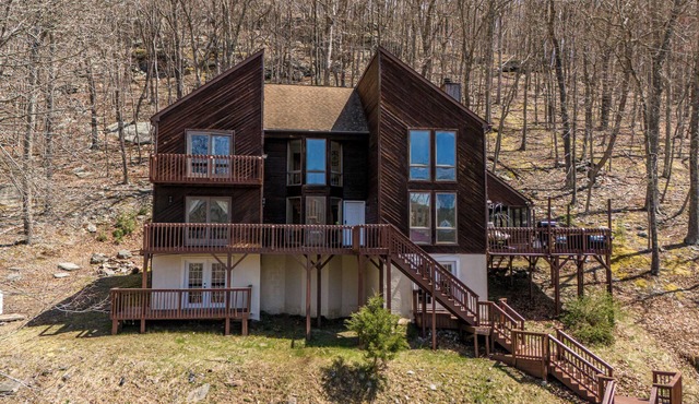 Beautiful Modern Lodge! Pool Table,8 TVs Wi-Fi, Linen provided, Central AC in Saw Creek