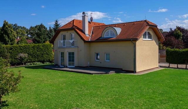Beautiful private villa for 8 people with WIFI, TV and terrace in Prague