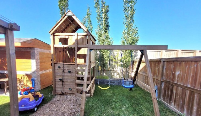 Beautifully upgraded home- 2 min from restaurants, grocery, shops & Stoney Trail in Calgary