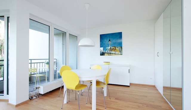 Bright apartment with water views - wheelchair accessible in Berlin